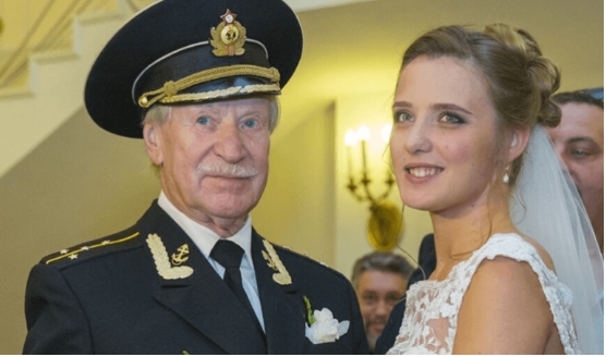 «Мне его деньги не нужны». 90-летний Краско показал новую молодую невесту